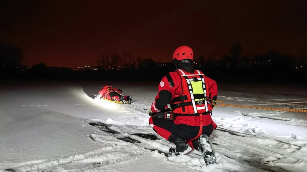 Pod bruslařem v Praze se prolomil led. Na zamrzlé vodní plochy nevstupujte, varují hasiči