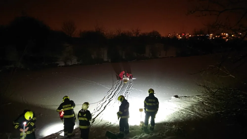 Pod bruslařem v Praze se prolomil led. Na zamrzlé vodní plochy nevstupujte, varují hasiči