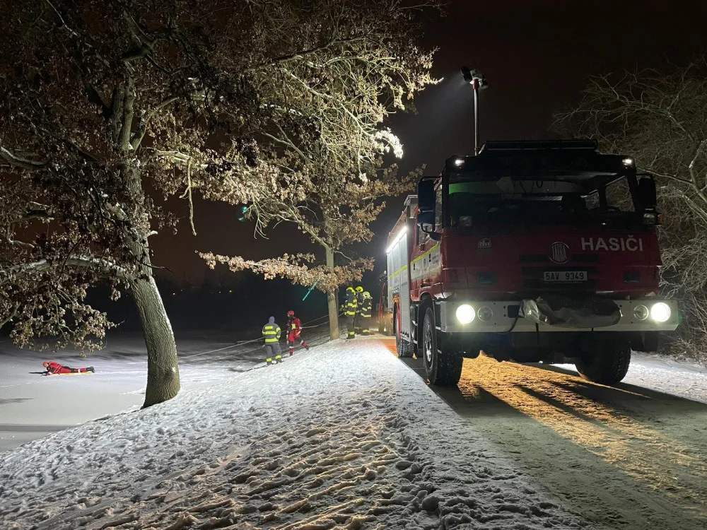 Pod bruslařem v Praze se prolomil led. Na zamrzlé vodní plochy nevstupujte, varují hasiči