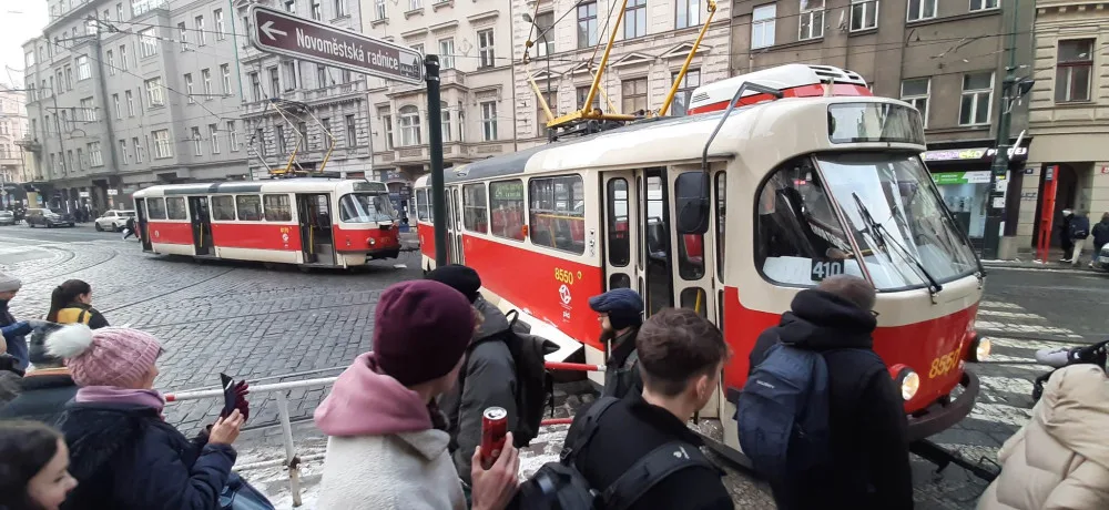 V centru Prahy vykolejila tramvaj. Zastavila se až na chodníku