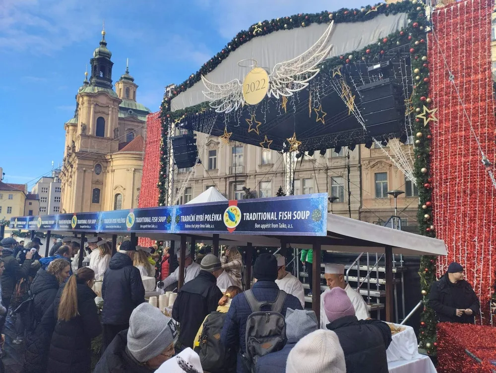 Lidé se sešli na Staroměstském náměstí. Primátor servíroval rybí polévku