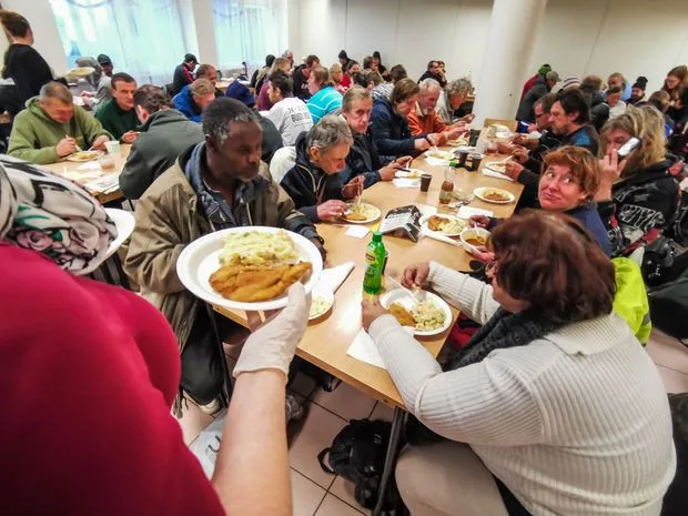 Lidé bez domova dnes v Praze dostávají vánoční pohoštění