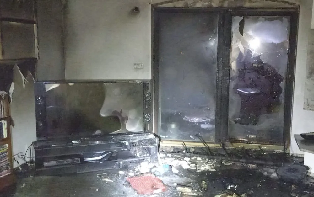 Od prskavky chytil vánoční strom, od něj zase dárky. Škoda je několik set tisíc