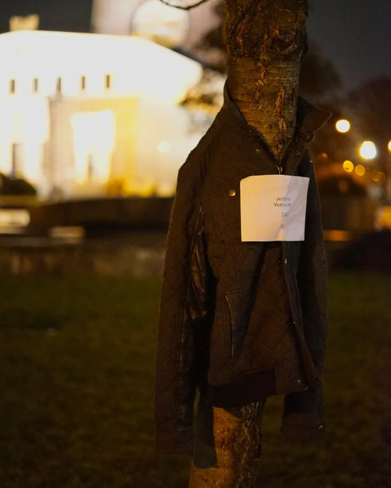 Je ti zima? Vezmi si mě. Dobrovolníci rozvěsili v ulicích Prahy bundy pro potřebné