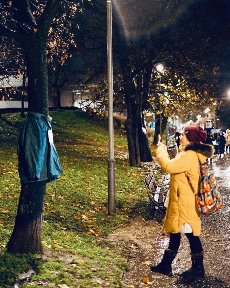 Je ti zima? Vezmi si mě. Dobrovolníci rozvěsili v ulicích Prahy bundy pro potřebné