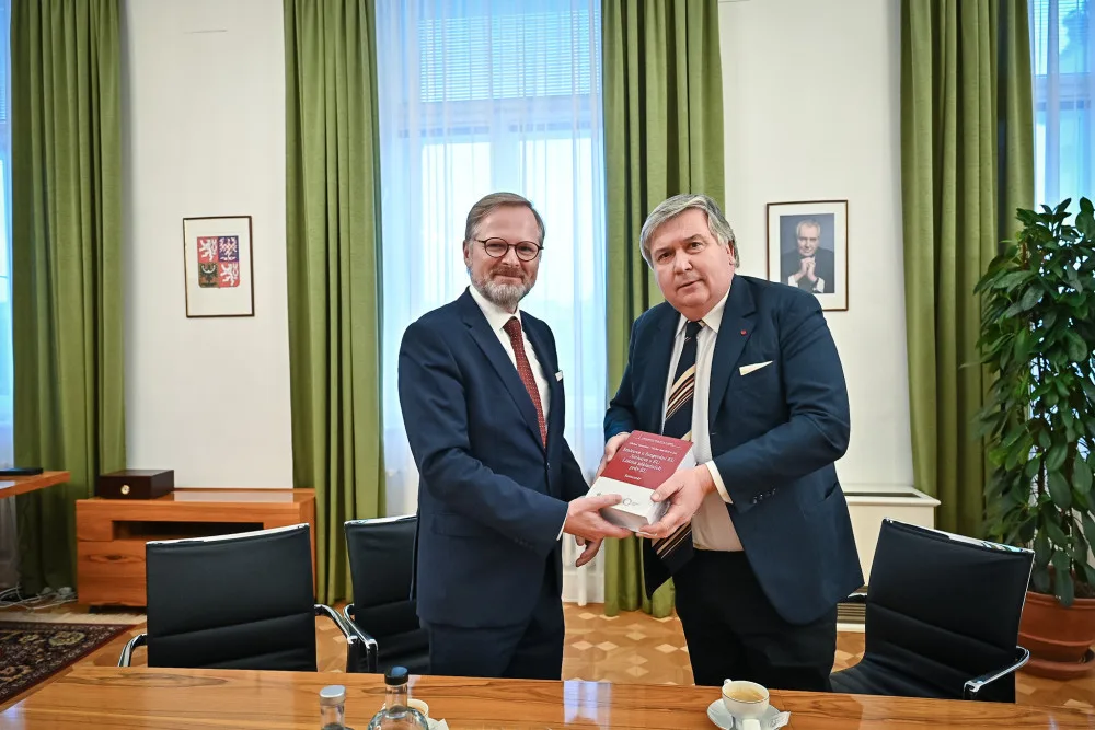 Premiér Petr Fiala podpořil projekt “Nejen zbraně, ale i knihy“
