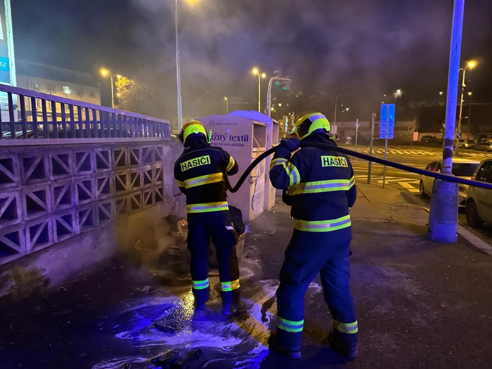 Hořela hlavně pyrotechnika, keře a odpad.