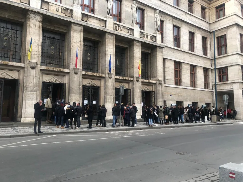 Lidé si ve frontě postojí přes hodinu