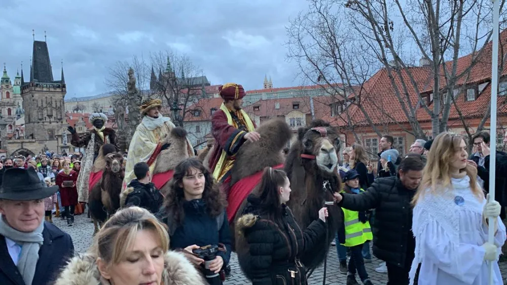 VIDEO: Centrem Prahy prošli tři králové na velbloudech