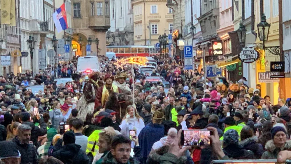 VIDEO: Centrem Prahy prošli tři králové na velbloudech