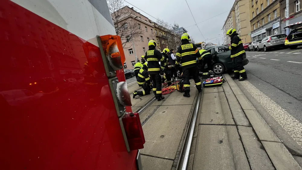 V Koněvově ulici se střetla tramvaj s autem. Hasiči vyprostili dvě osoby