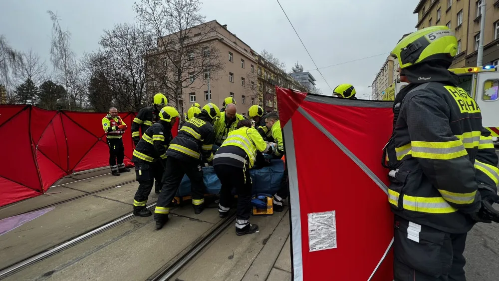 V Koněvově ulici se střetla tramvaj s autem. Hasiči vyprostili dvě osoby