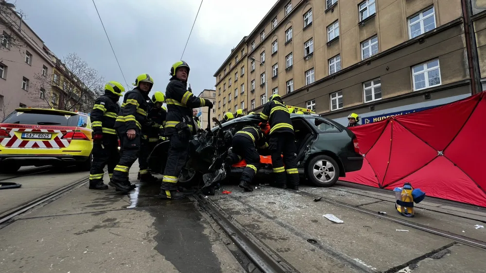 V Koněvově ulici se střetla tramvaj s autem. Hasiči vyprostili dvě osoby
