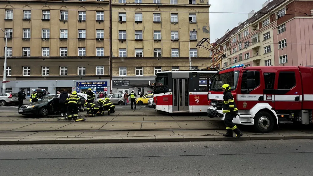 V Koněvově ulici se střetla tramvaj s autem. Hasiči vyprostili dvě osoby