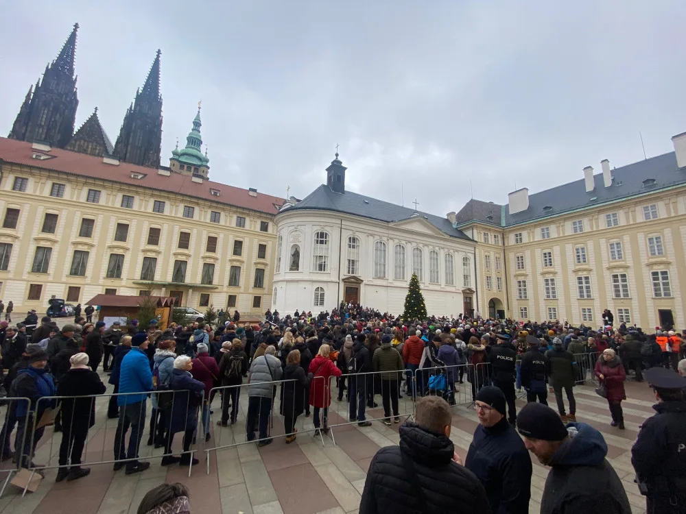 Na druhém nádvoří Pražského hradu začíná shromáždění Milionu chvilek