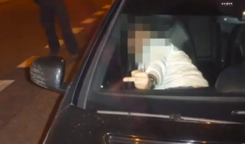VIDEO: Řidič se pokoušel usnout na zemi vedle auta. Nakonec se vyspal na záchytce