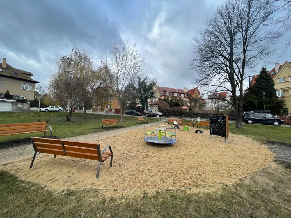 Hřiště na Hanspaulce má novou houpačku, kolotoč i písek. Potěší i dospělé