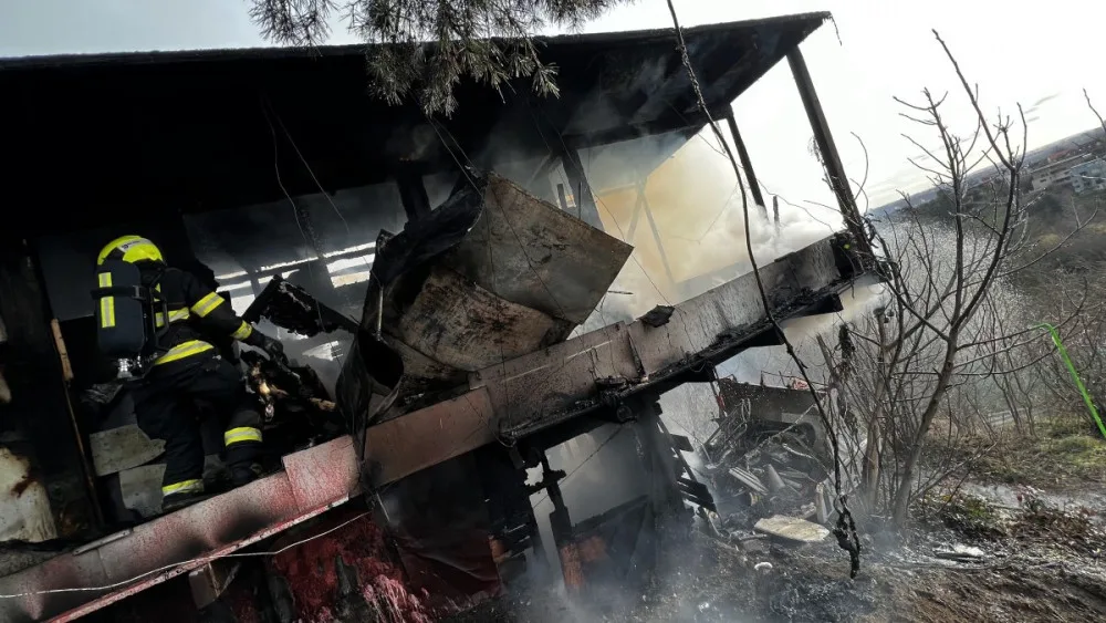 VIDEO: V Troji shořela chatka určená k demolici