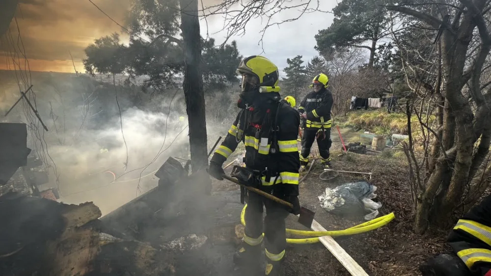 VIDEO: V Troji shořela chatka určená k demolici