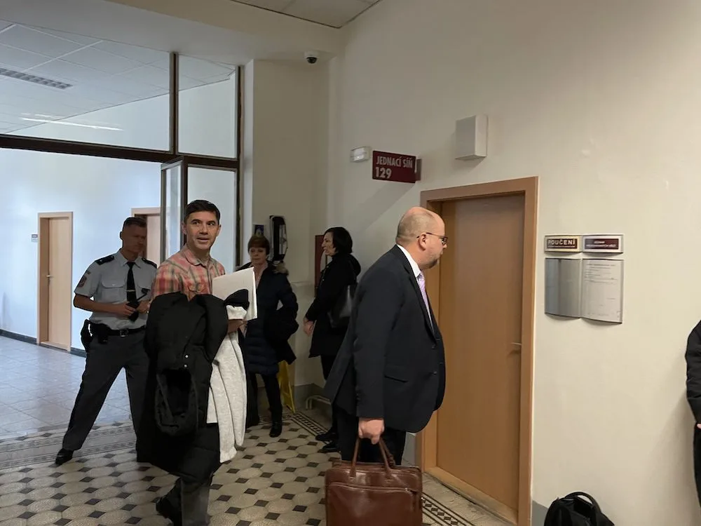 Pořadateli protivládních demonstrací zrušil soud insolvenci. Je to politický proces, komentoval Vrabel