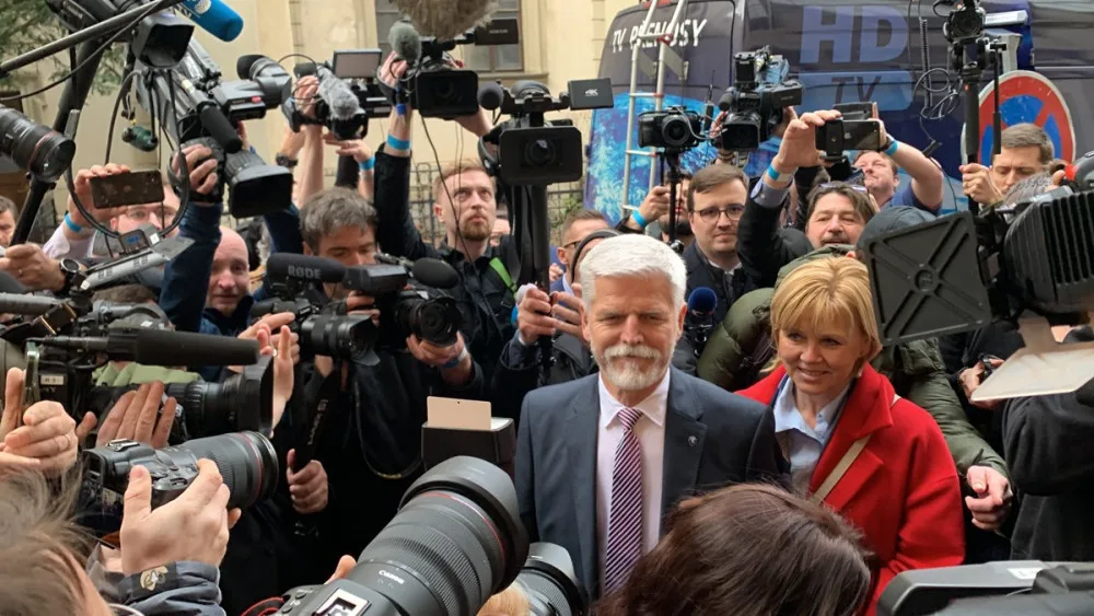 Volební místnosti se uzavřely. Začalo sčítání, novináři očekávají ve štábech prezidentské kandidáty