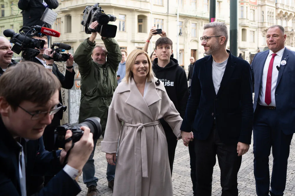 Příjezd Danuše Nerudové s rodinou do volebního štábu