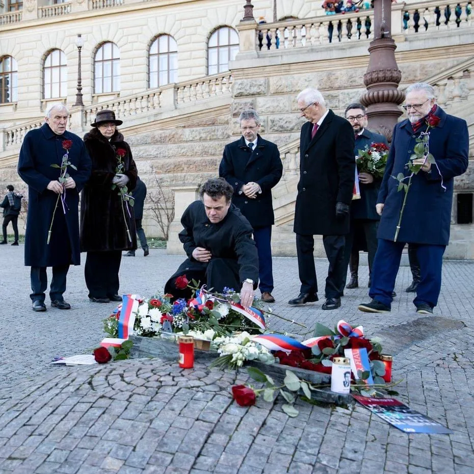 Lidé si připomínají památku Jana Palacha, který se upálil na Václavském náměstí
