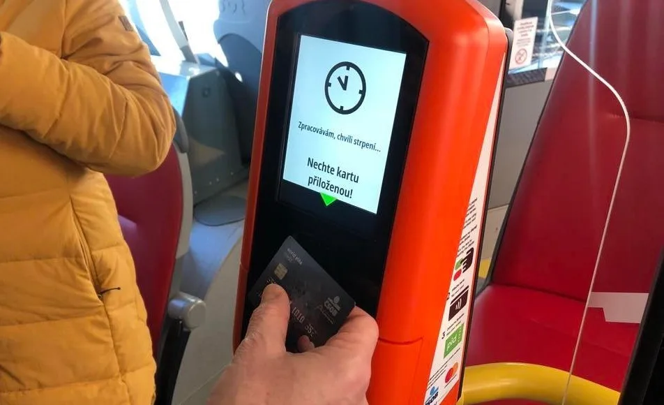 V pražských autobusech ode dneška fungují bezhotovostní jízdenkové terminály