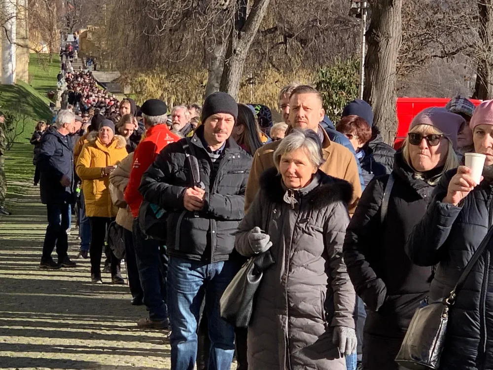 VIDEO: Lidé čekají ve frontě na korunovační klenoty hodiny