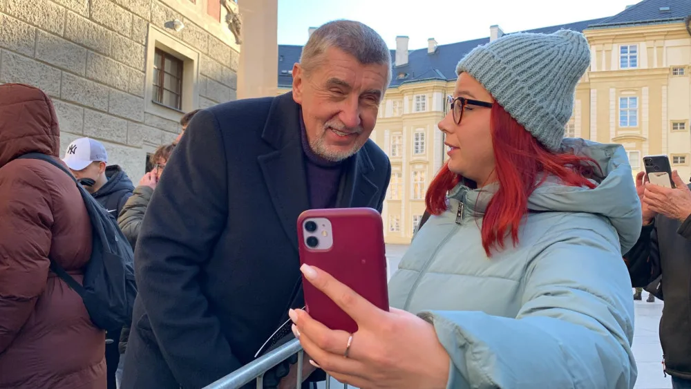 VIDEO: Babiše nepustili do kostela, tak se šel ukazovat do fronty na klenoty