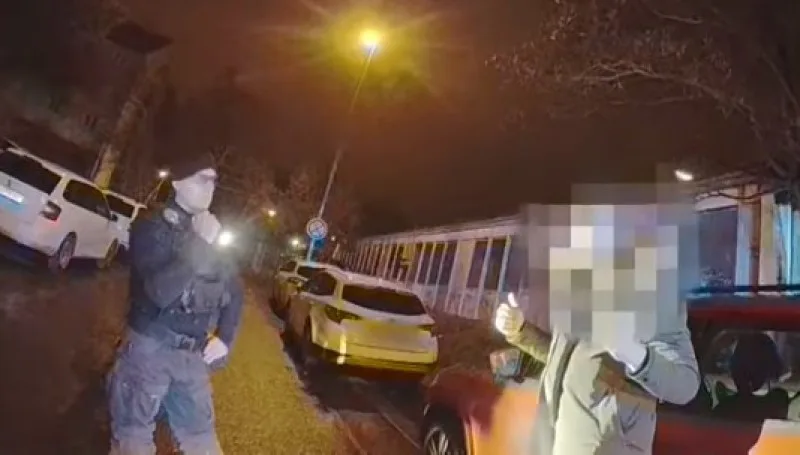 Opilý řidič se ptal strážníků, zda mají oprávnění ho zastavit, pak volal mamince