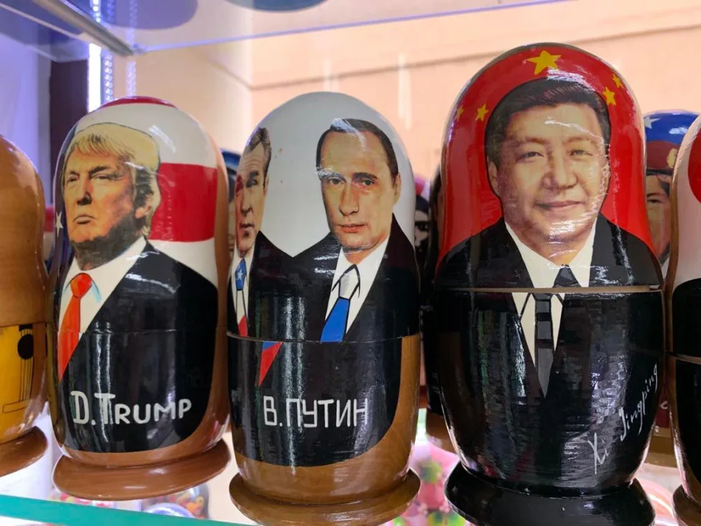 Putin se stále objevuje mezi suvenýry v Praze. Někde jde o podpultovku