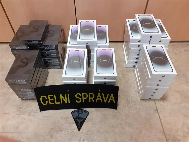 Celníci našli skoro sedmdesát padělaných telefonů.