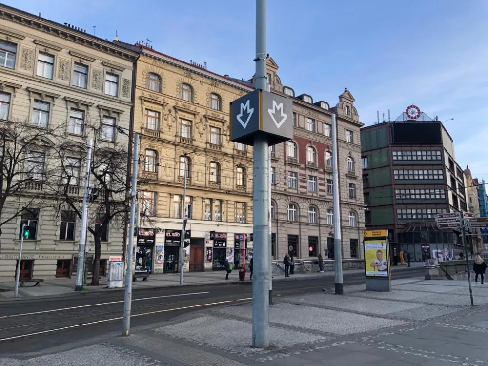 Návštěvníci by podle krychle měli lépe najít vstup do metra.