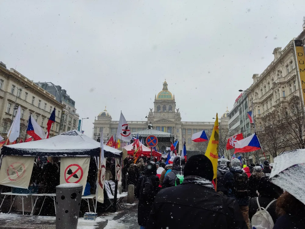 Demonstranti na Václavském náměstí kritizují vládu i Petra Pavla. Sešlo se několik stovek lidí