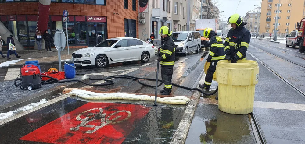 Hasiči řešili únik nafty po srážce automobilu, tramvaje a posypového vozu