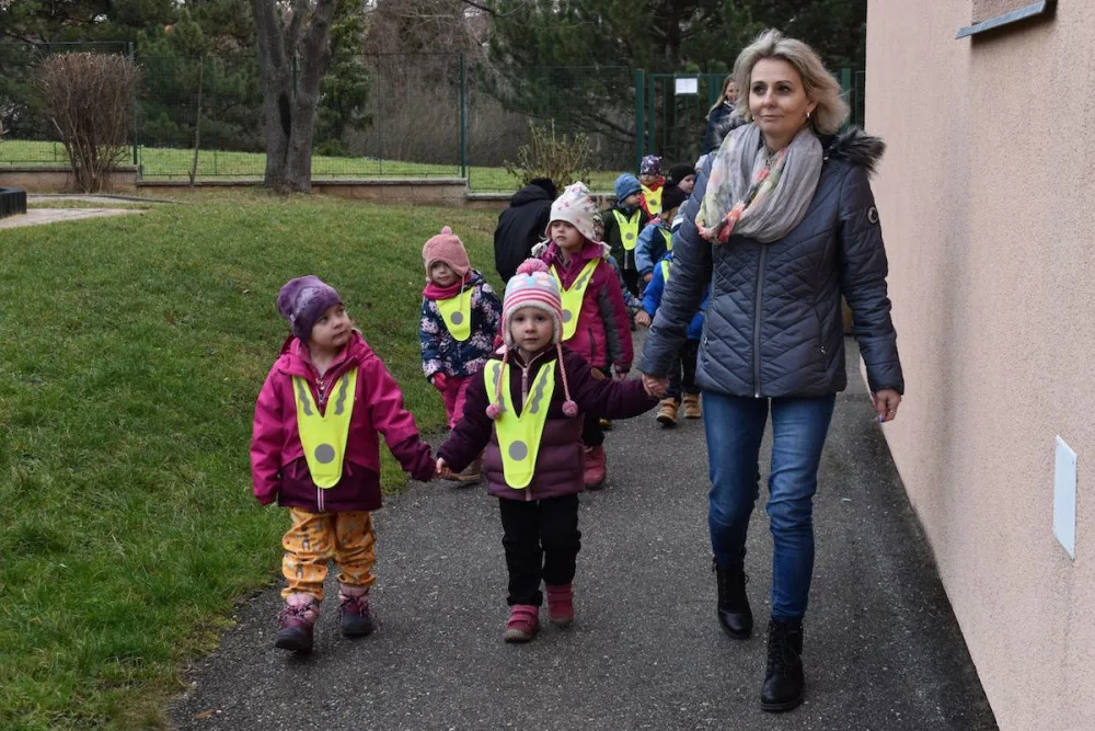 Praha 6 testuje nový způsob hlídání dětí. Mají na sobě lokalizátory
