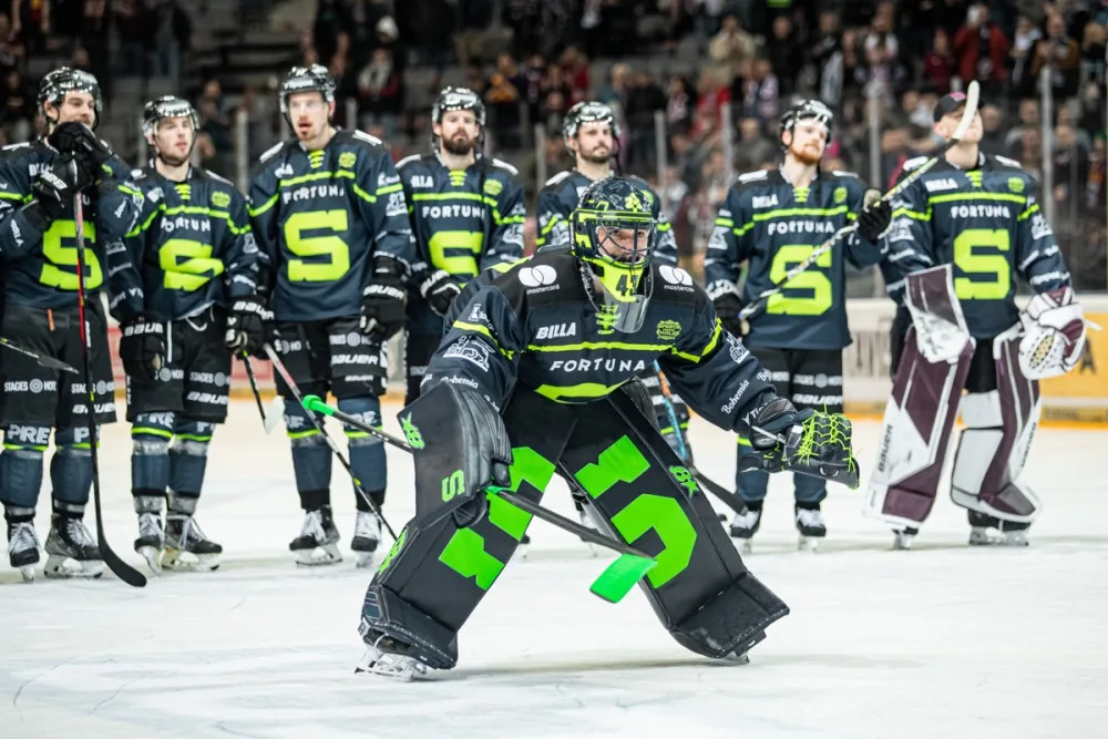 Sparta rozsvítí zaplněnou 02 arenu. Klub nastoupí v hasičských dresech