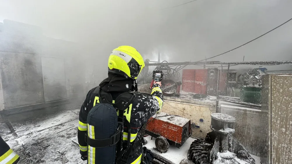 VIDEO: Hasiči zasahují u rozsáhlého požáru v Praze