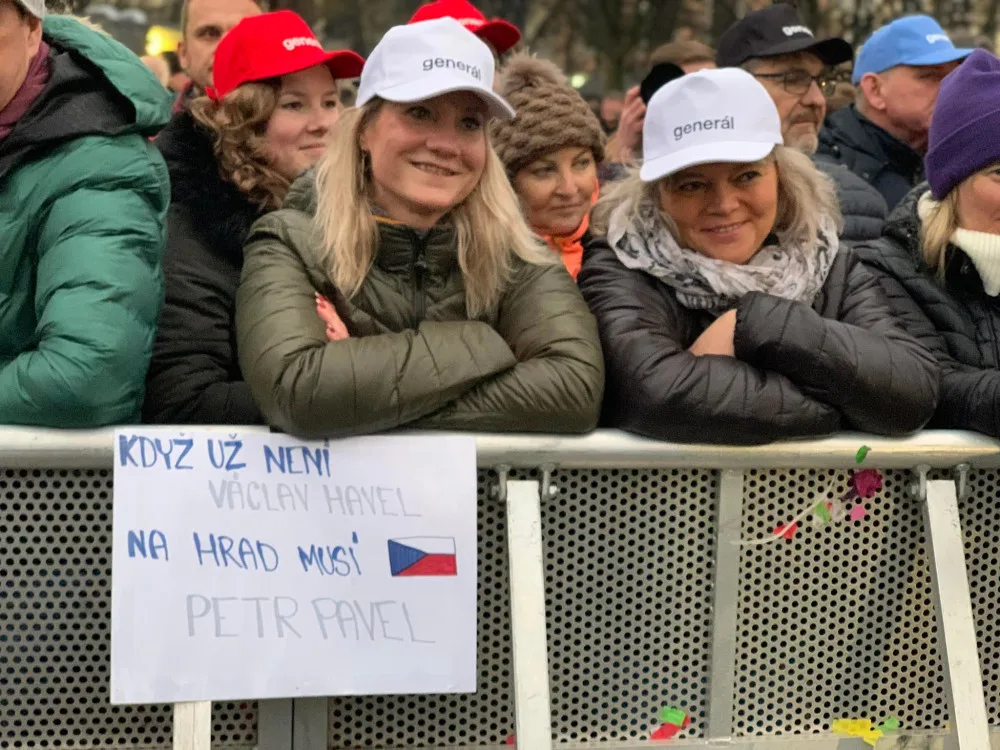 VIDEO: Na Staromáku se tísní desetitisíce lidí. Přišli podpořit Pavla