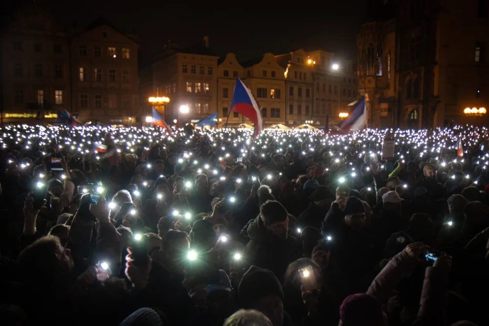 VIDEO: Staromák zaplnily tisíce lidí. Přišly podpořit Pavla