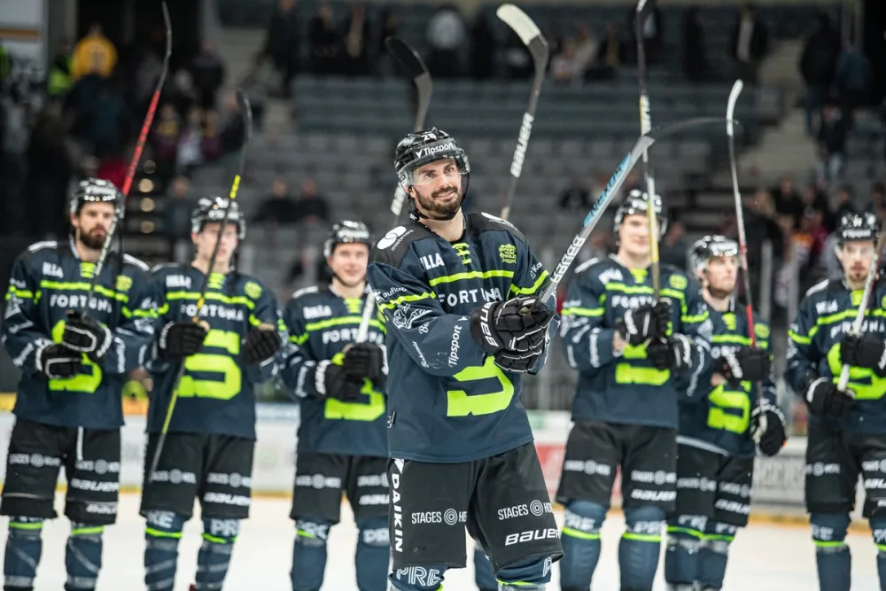 Sparťani rozsvítili O2 arenu a vzdali hold hasičům, policistům, zdravotníkům i armádě