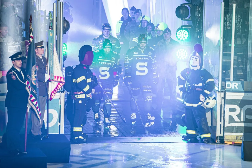 Sparťani rozsvítili O2 arenu a vzdali hold hasičům, policistům, zdravotníkům i armádě