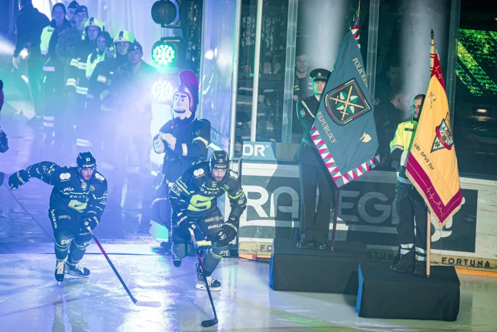 Sparťani rozsvítili O2 arenu a vzdali hold hasičům, policistům, zdravotníkům i armádě