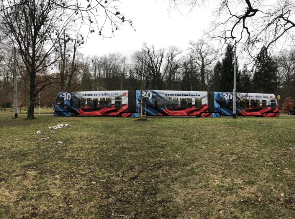 VIDEO: Do ulic Prahy vyjela tramvaj v barvách trikolóry, připomíná zvolení Havla prvním českým prezidentem