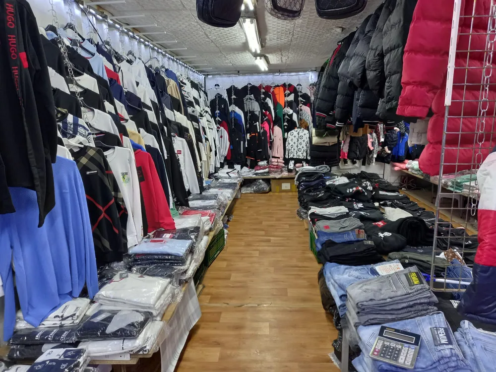V tržnici Sapa zabavili tisíce padělků za miliony