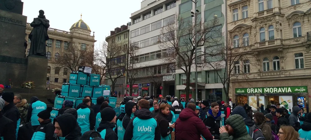 VIDEO: Wolt = bída. Kurýři protestovali v centru Prahy kvůli nízkým platům