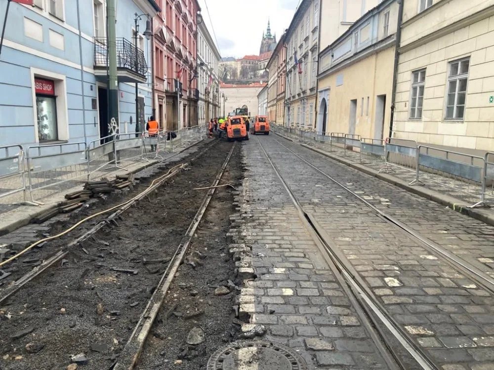 Dopravní kolaps se nekoná. Oprava kolejí na Malé Straně jde zatím podle plánu