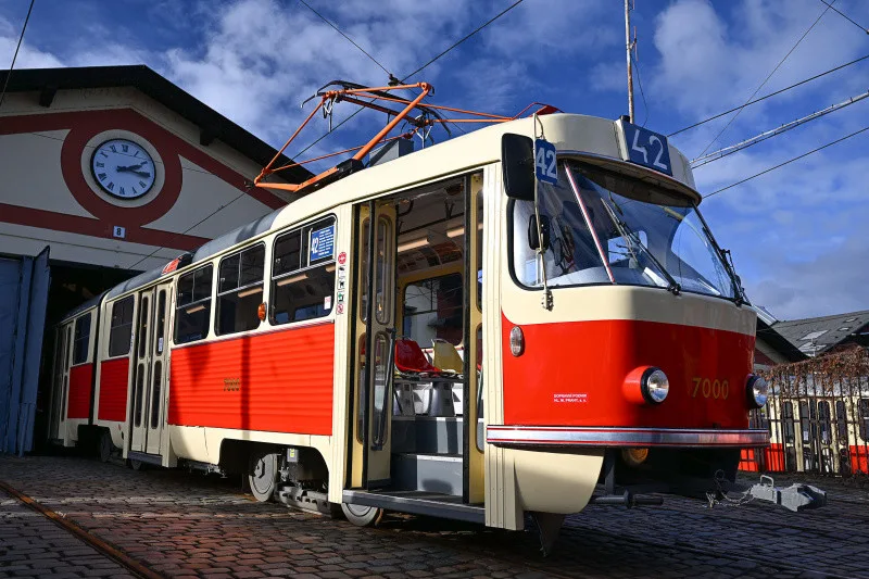 V Praze dnes cestující poprvé sveze tramvaj Tatra K2. Bude součástí historické linky