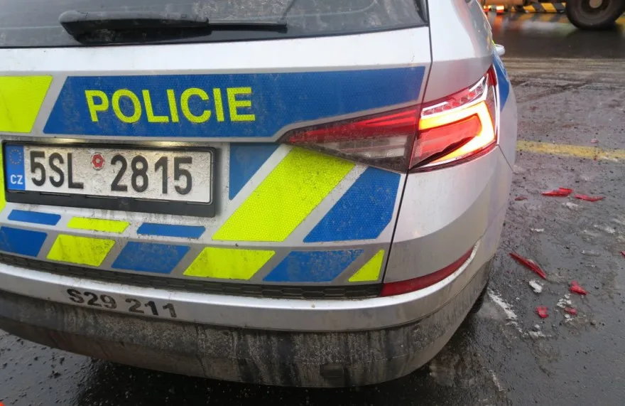 Policisté řídili provoz. Někdo jim mezitím naboural auto a ujel